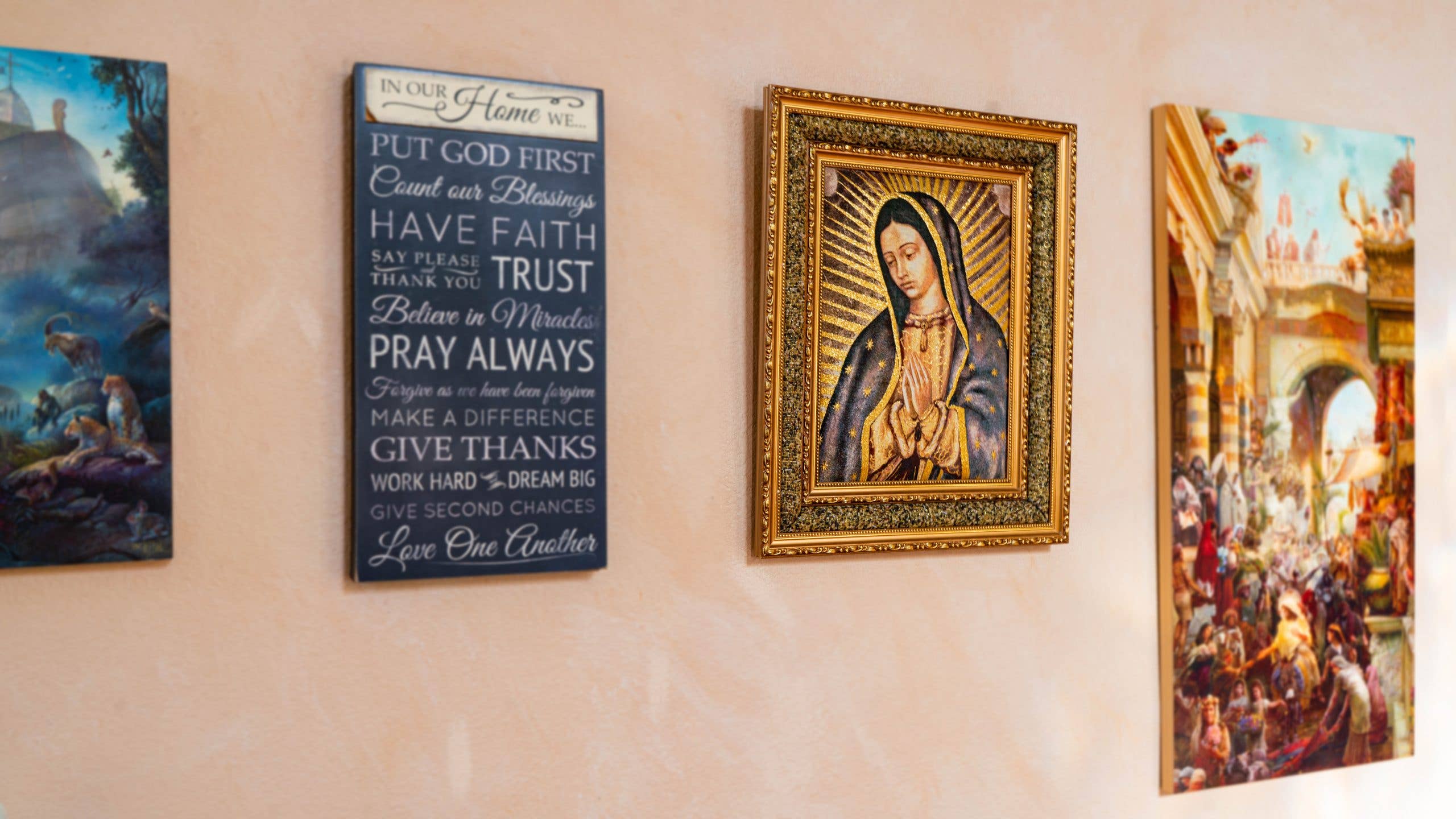 Oremus Mercy - Venta al por mayor Ilustración - Imagen enmarcada de medio cuerpo de la Virgen de Guadalupe con doble acolchado de 21"1