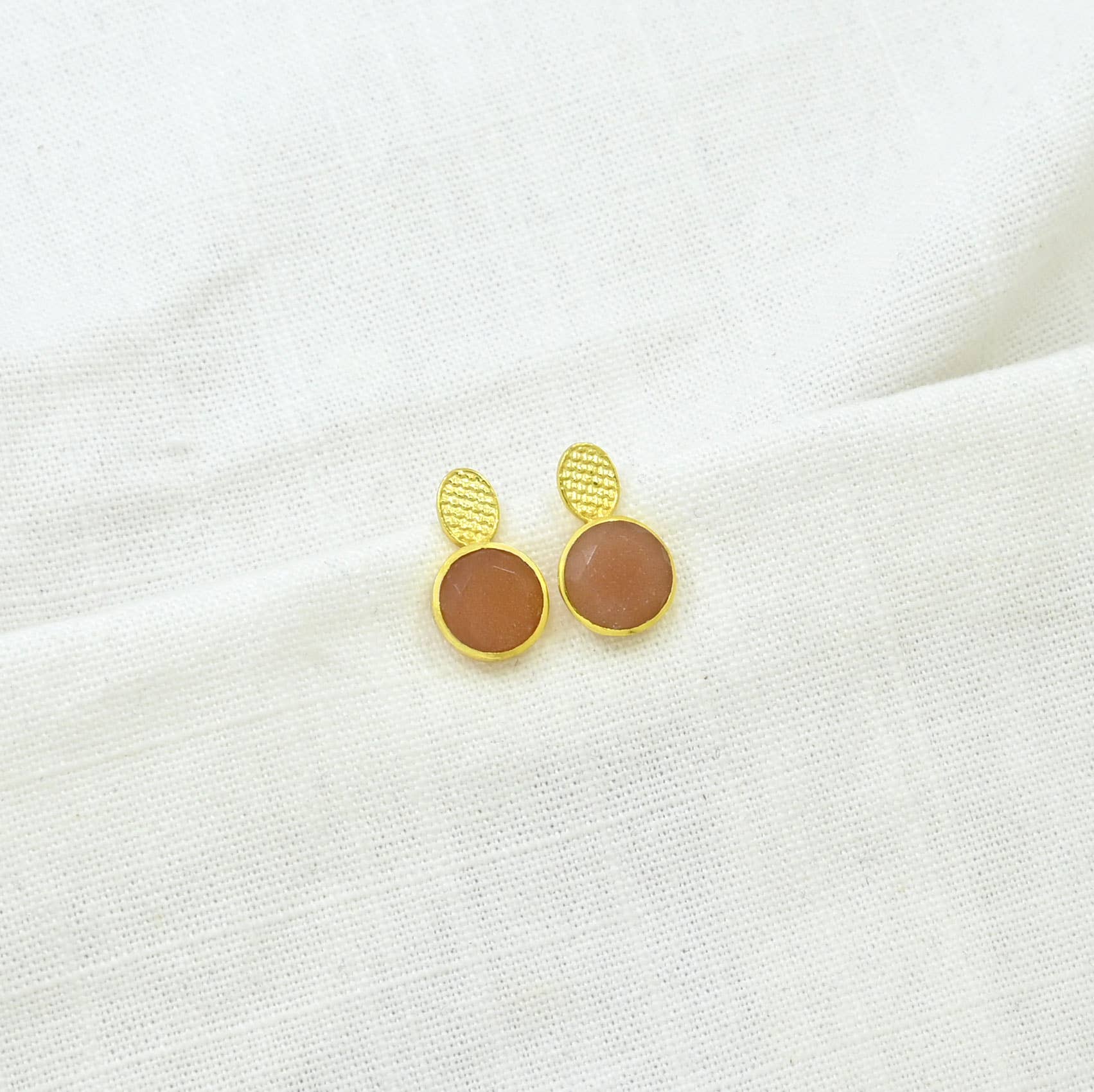 Schmuckoo Berlin – Großhandel Ohrstecker – Marika Ohrstecker aus goldfarbenem Silber 925 - Pfirsichfarbener Mondstein4