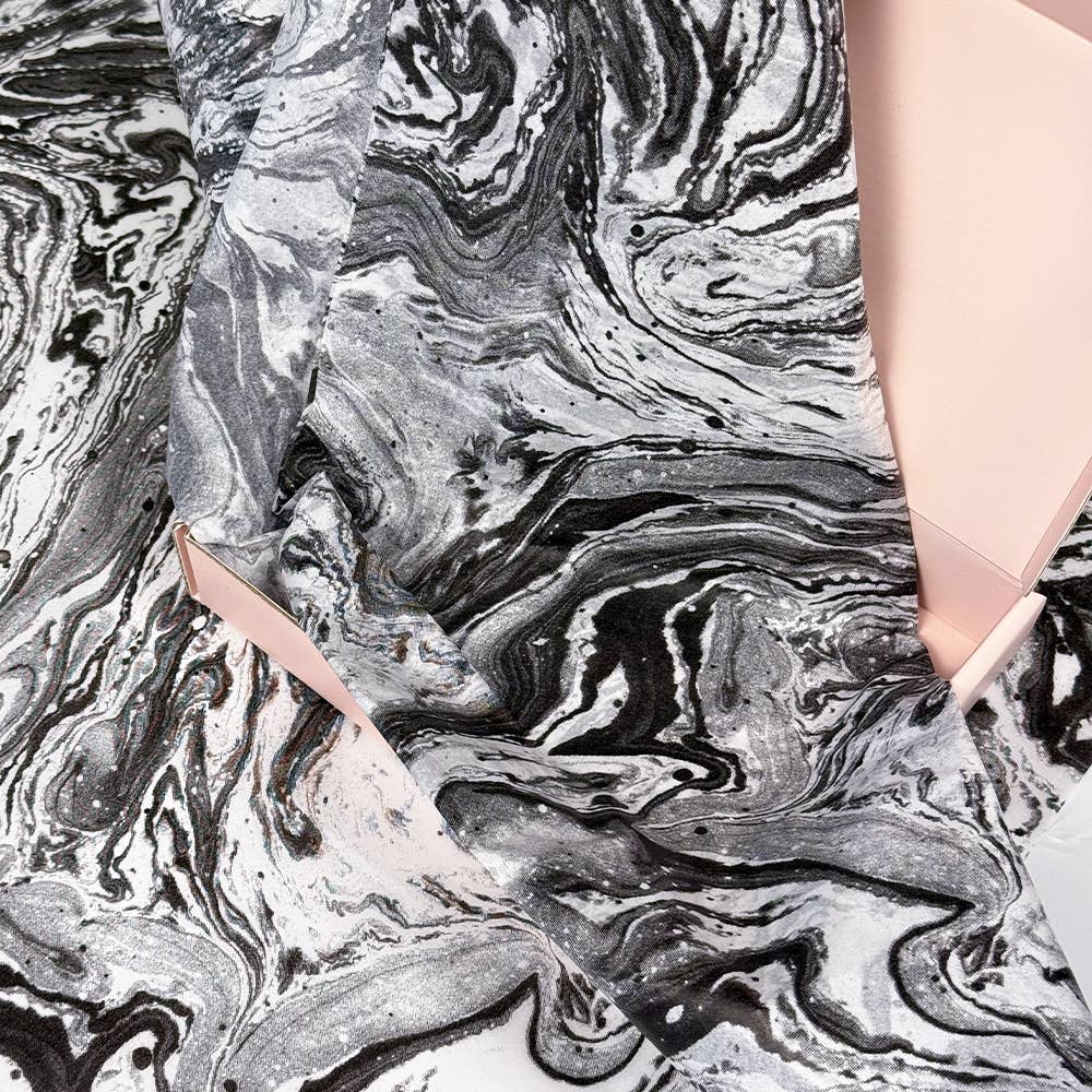 ByHome – Engroshandel Silkepapir – 28" x 20" Sort Marmorhvirvel 17g Indpakningspapir Ark3