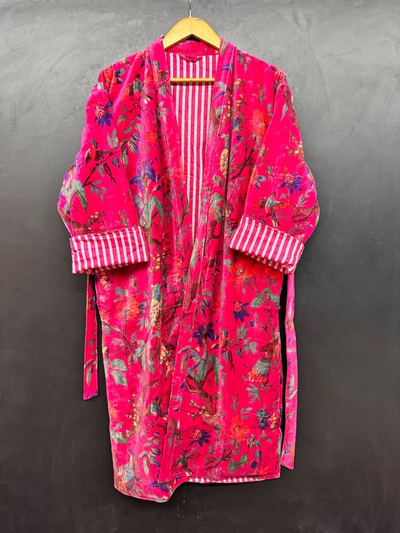 GYPSY STUDIO – Engroshandel Morgenkåbe - Dame – Pink kimono-kåbe i fløjl med fugleprint, Morning Tea-fløjlfrakke1