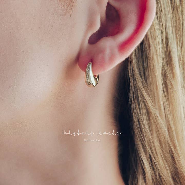 KUPPELFÖRMIGE CHUNKY HUGGIE HOOPS - E-H11571 für den Großhandel von HolyBang Jewels