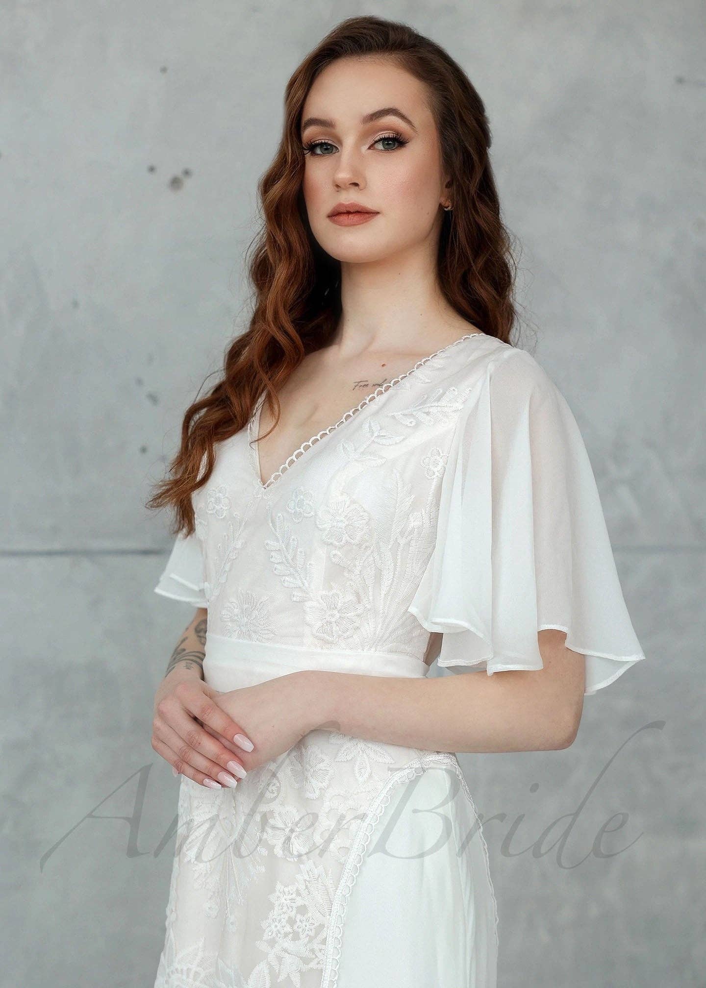 Amber Commerce Group, MB - Vente Robe de soirée – femme - Robe de mariée bohème en chiffon ligne A avec fleurs en dentelle, manches cape et design dos nu2