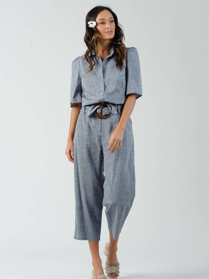 Ensemble chemise à manches courtes boutonnée et pantalon en lin bleu marine pour la vente par Lucca Couture