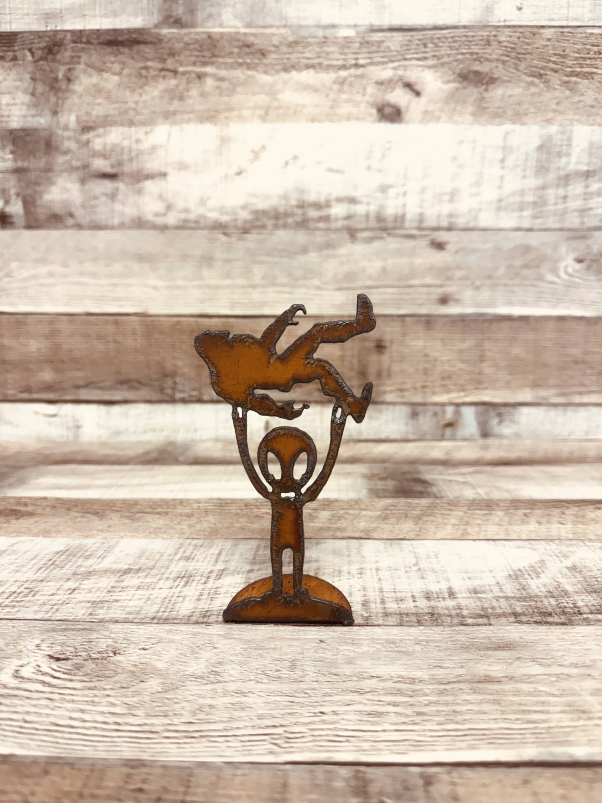 Universal Ironworks USA - Wholesale Decorative Figurine - Alien Holding Bigfoot Rustic Metal Desk Top Figurine USA 1