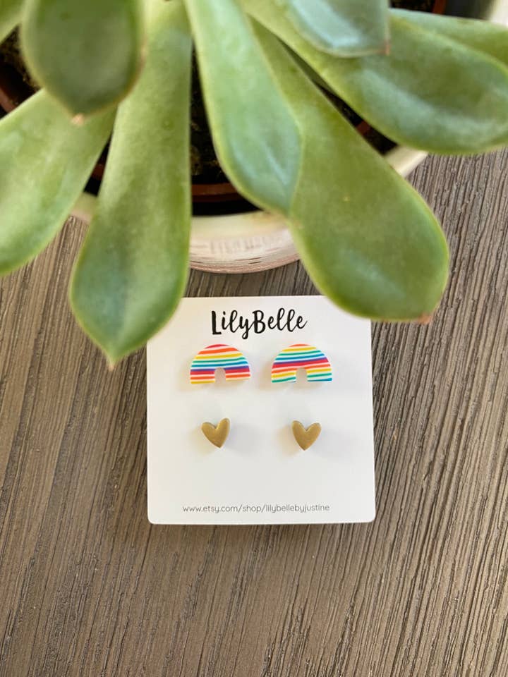 Orecchini a lobo con cuore arcobaleno per la vendita all'ingrosso da parte di Lily Belle
