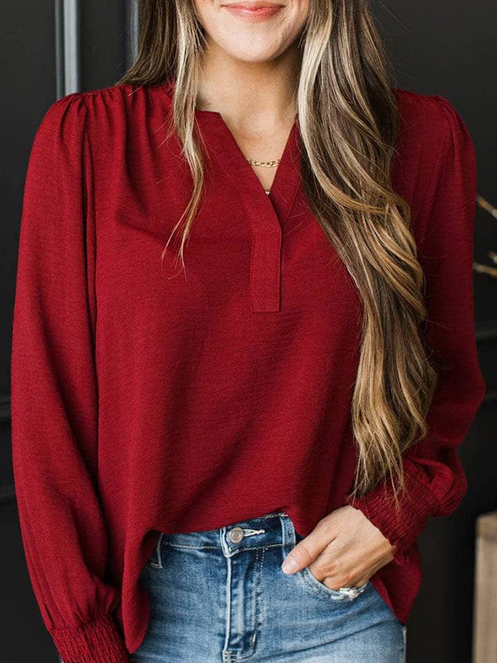 Blusa bordeaux con scollo a V, polsini arricciati e maniche lunghe. per la vendita all'ingrosso da parte di Lovesoft