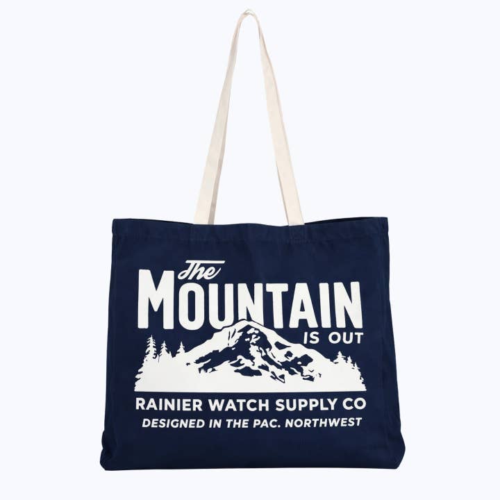 Le sac fourre-tout surdimensionné en coton biologique "The Mountain Is Out" - Bleu marine pour la vente par Rainier Watch Supply Co