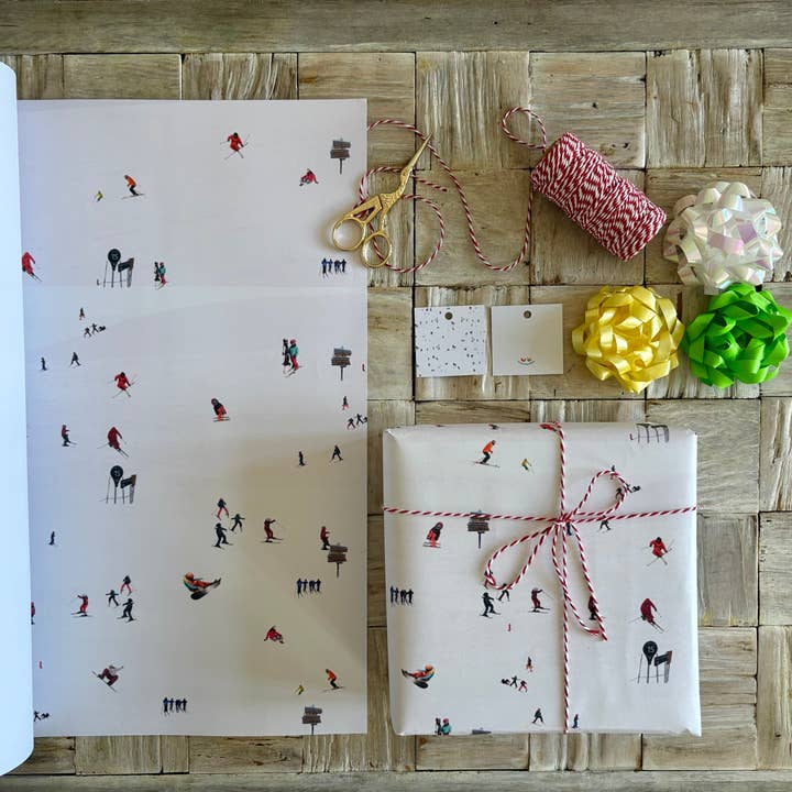 Papel de regalo ecológico con escena de esquí alpino 6 y juego de 12 etiquetas para regalos para venta al por mayor de The Life Cycle Design