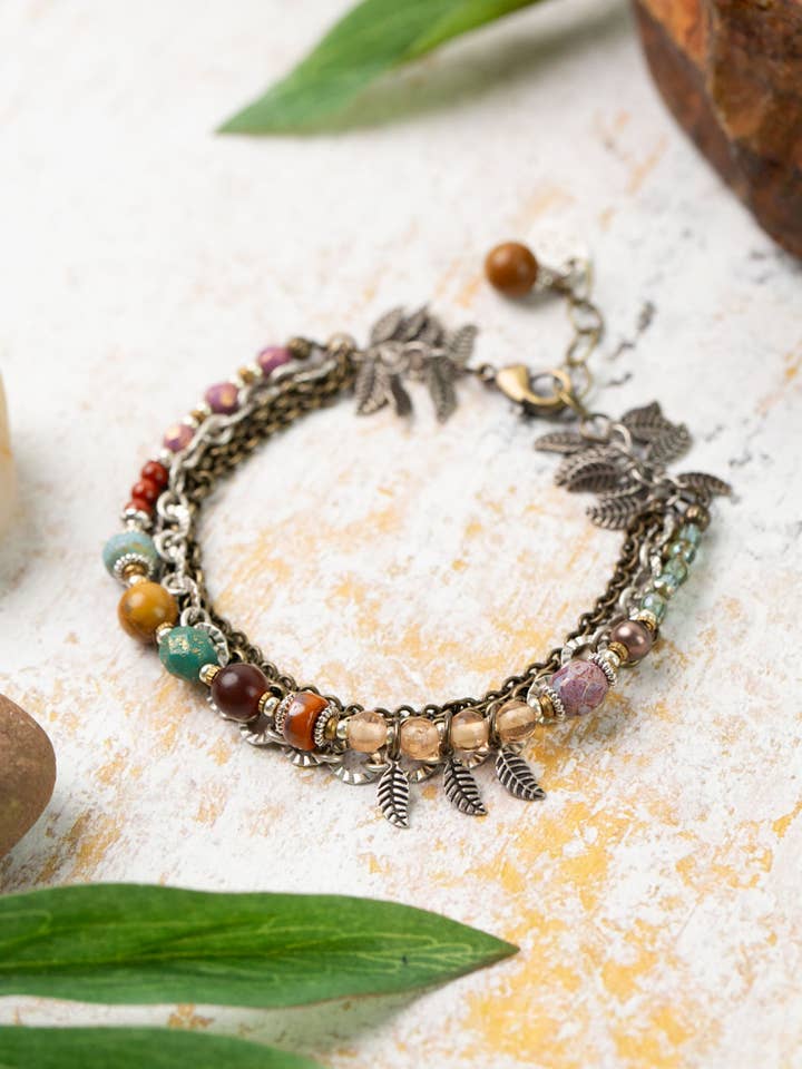 Bracelet multirang en jaspe et verre tchèque de 7,5 à 8,5 pouces en terre. pour la vente par Anne Vaughan Designs Jewelry