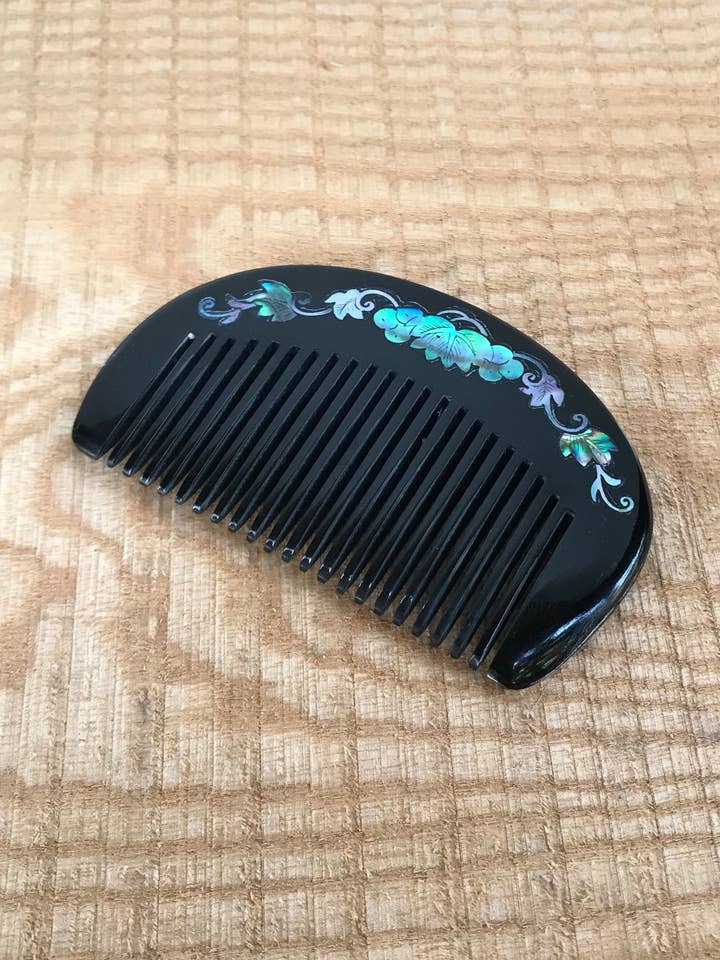 Corne de buffle noire et ormeau incrustés pour la vente par Hala Design