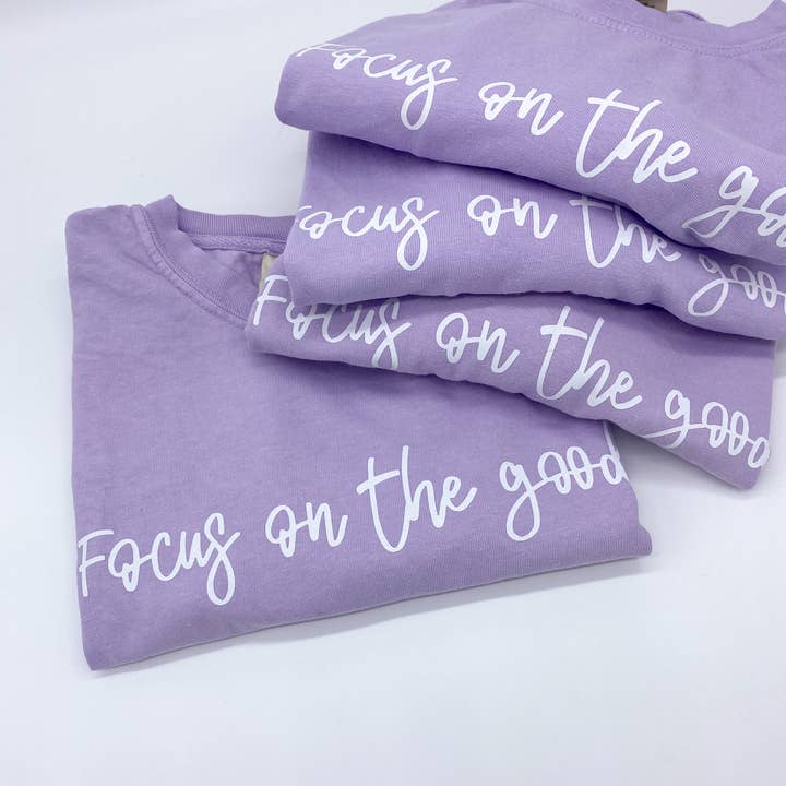 Concentre-se na boa camiseta por atacado de Emily Paige Company