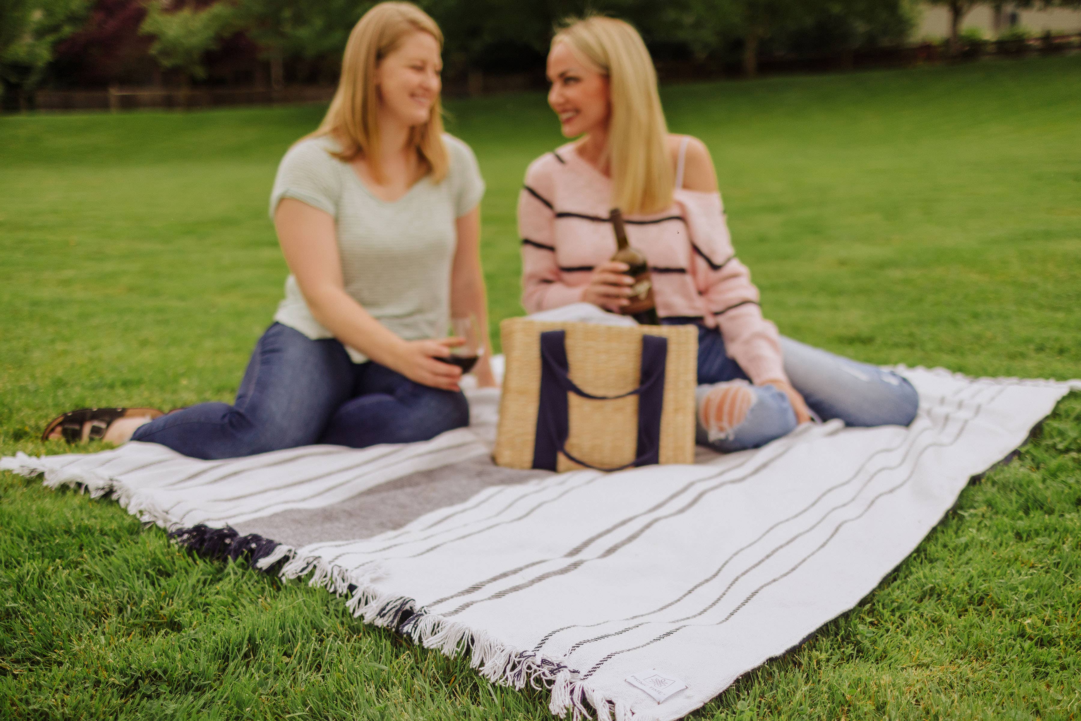 Picnic Time Family of Brands - Wholesale Picnic Blanket - Montecito Picnic Blanket with Harness11
