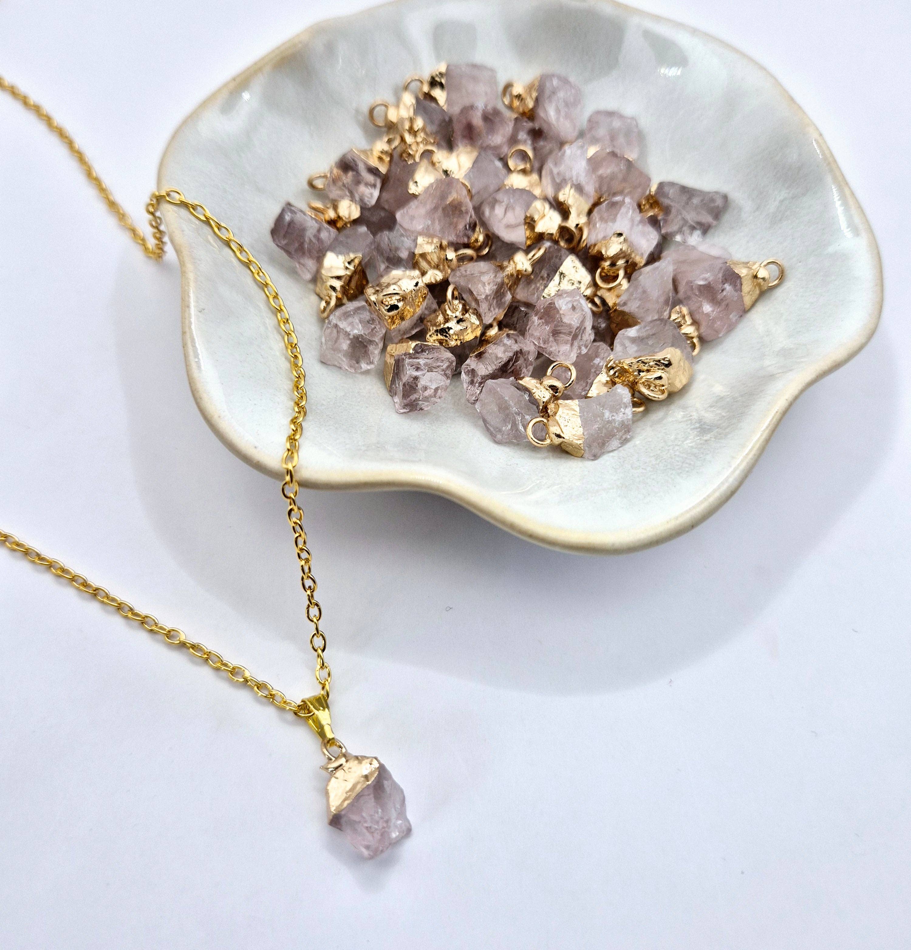 Moonlight Gemstones – Engroshandel Halskæde med vedhæng – Guldfarvet halskæde med rå rosenkvarts vedhæng (1 cm)1