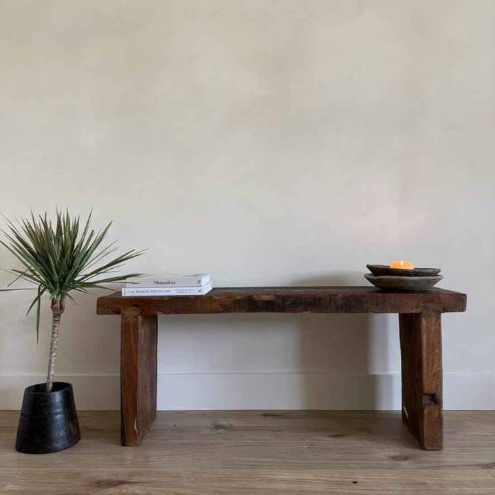 Banc de ferme en teck vintage fait main en bois massif pour entrée de couloir ou table de canapé pour la vente par Project Kalaa