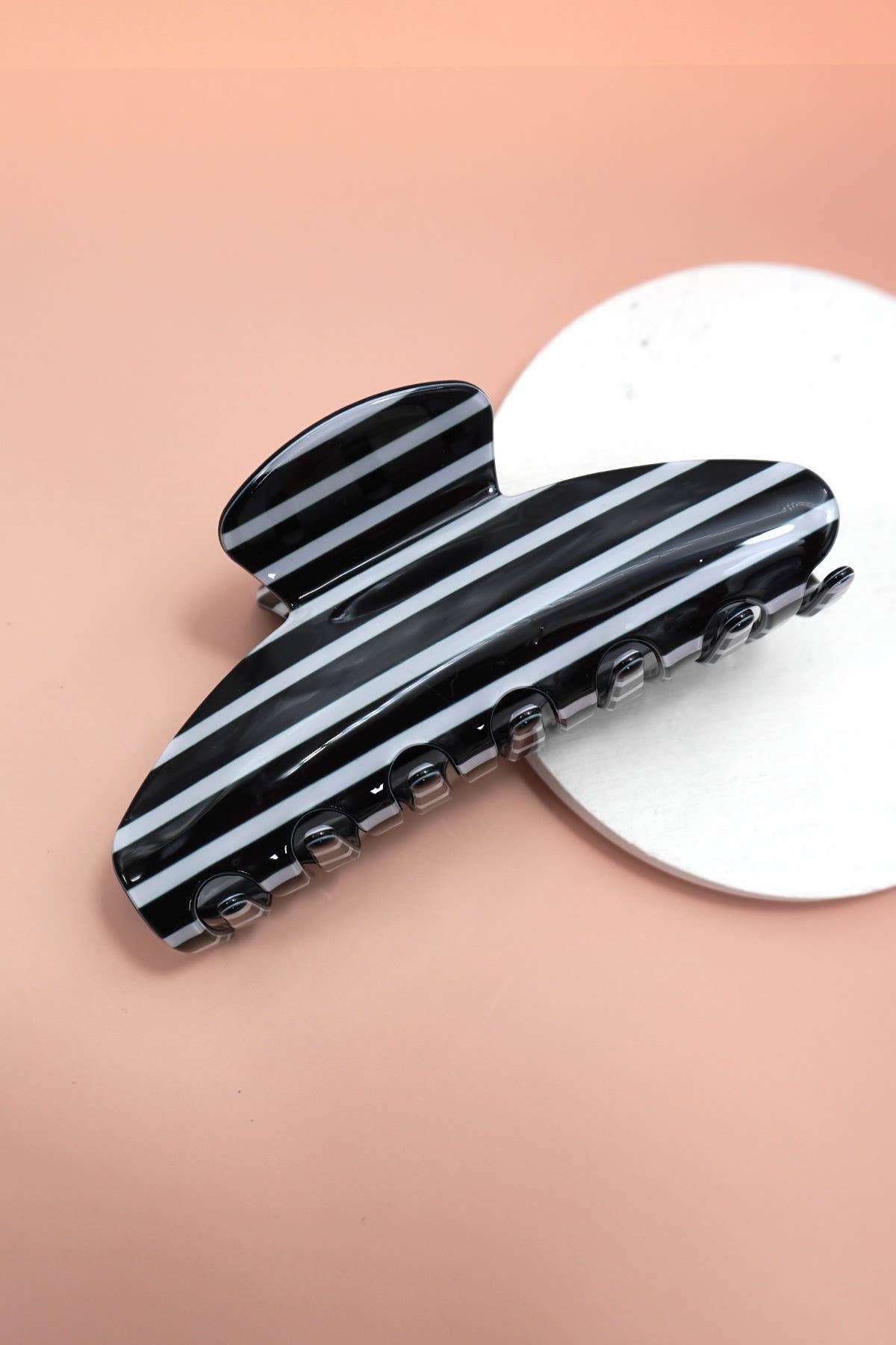 JOSSLYN by wall to wall - Wholesale Hair Clip - Women's - JUMBO STRIPE PLAID OVAL HAIR CLAW CLIPS | 40H10202