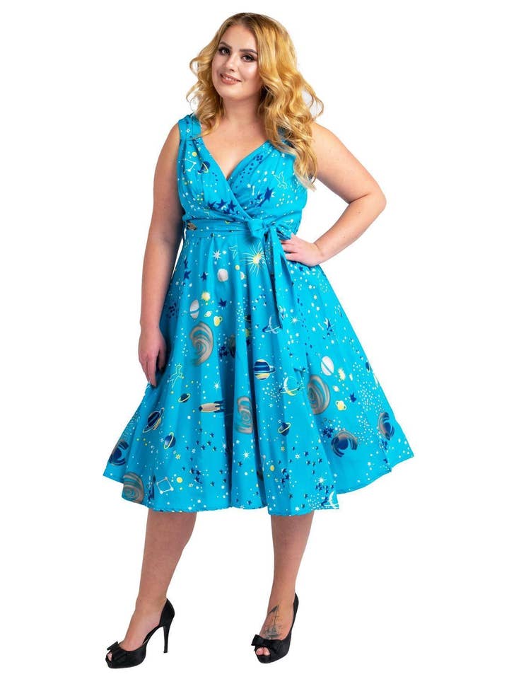 Plus size vintage kjole med retro galakseprint i turkis til kvinder for engroshandel hos Miss Lavish London