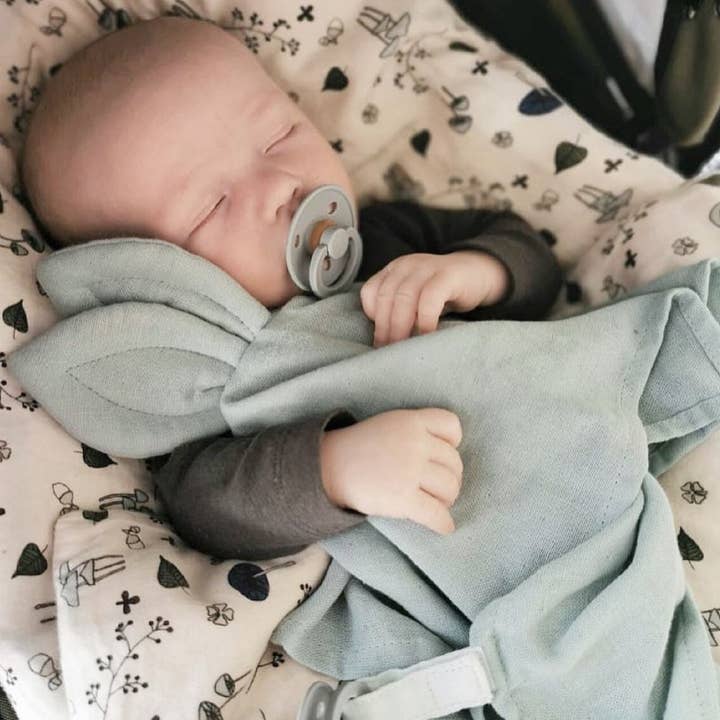 Saga Copenhagen – wholesale Gosefilt - Baby – Snuttefilt - Ekologisk Bomull - Dammig Grön - Napphållare