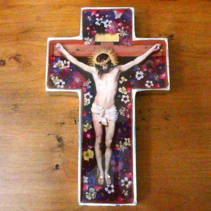Guadalupe Gifts - Wholesale Wall cross - Grand Wall Crucifix w/ Pressed Flowers 11"6