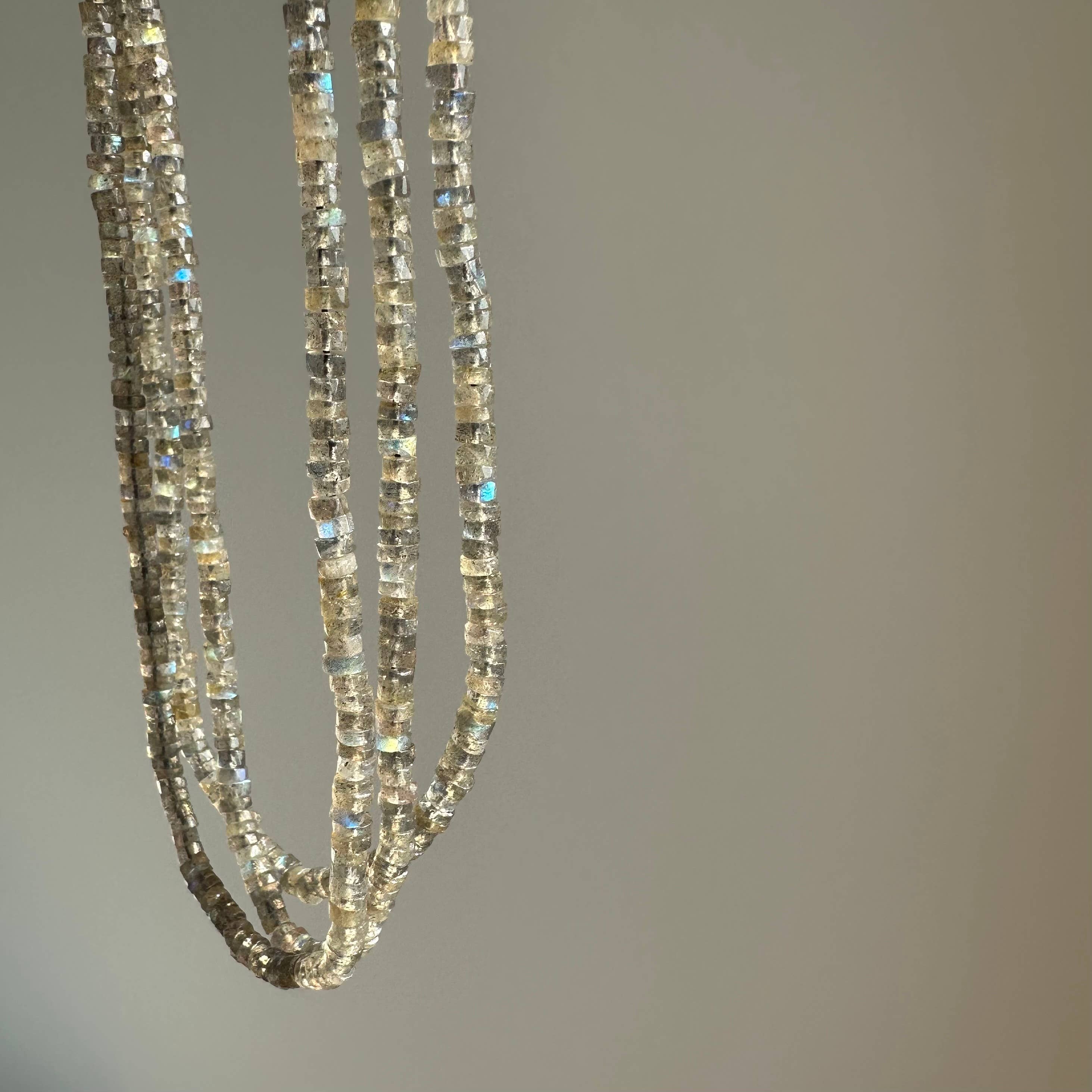 Anokhi Green | Handmade Gemstone Jewelry - Wholesale Kralen/parelketting - Labradoriet Ketting | Bleke Slanke Sieraden | Stapelketting3