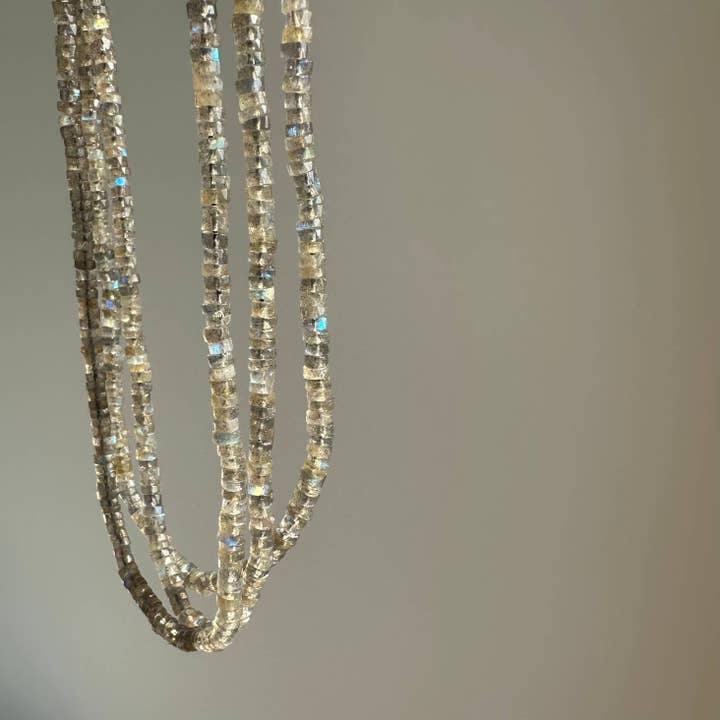 Anokhi Green | Handmade Gemstone Jewelry - Wholesale Kralen/parelketting - Labradoriet Ketting | Bleke Slanke Sieraden | Stapelketting3