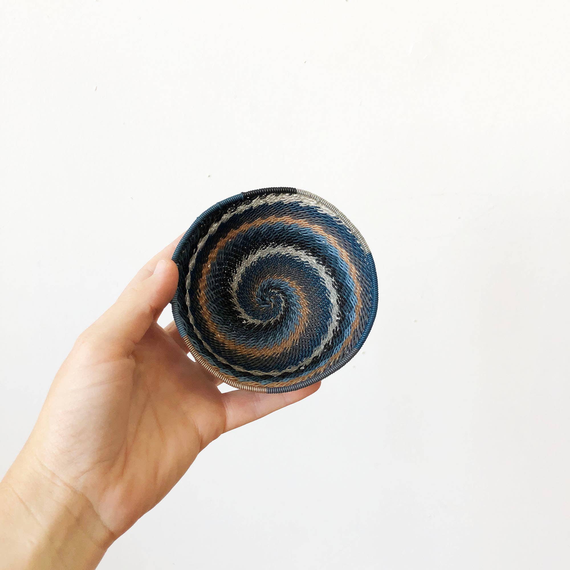 Amsha – Großhandel Dekorative Platte/Teller/Schüssel – Zulu Wire Bowl: Lichter der Stadt0