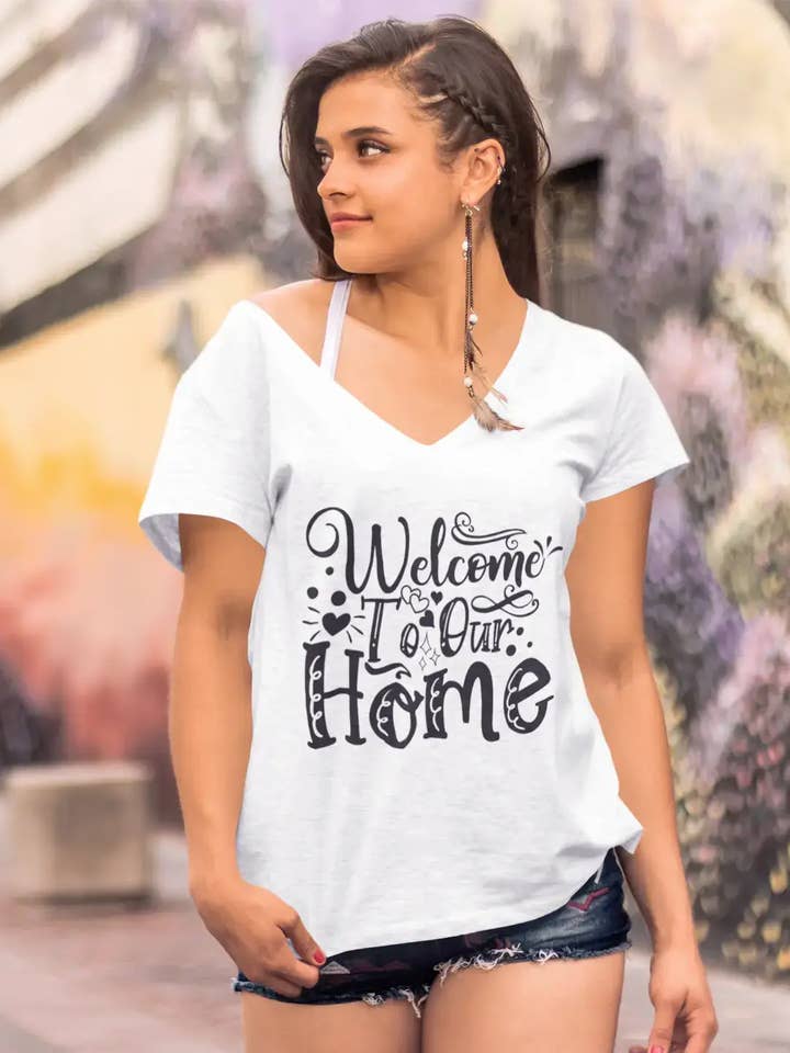 ULTRABASIC V-hals T-shirt til kvinder Velkommen til vores hjem - vintage skjorte for engroshandel hos ULTRABASIC