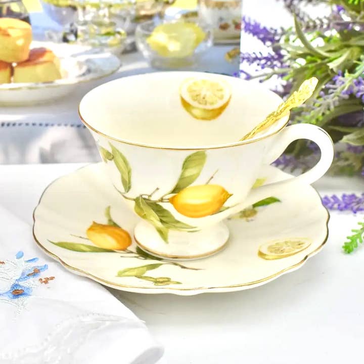 Tazza da tè con piattino e piattino con base di limoni italiani della Costiera Amalfitana per la vendita all'ingrosso da parte di All Little Cute Things