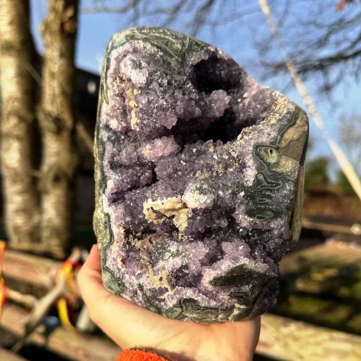 Imbolc ametyst kaldet Amyra 2595g dyb finurlig geodehule uk for engroshandel hos Elf Kendal Hippies