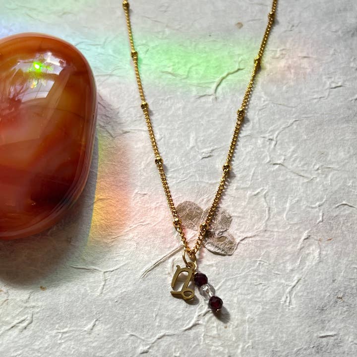 Signe du zodiaque Capricorne - Grenat - Acier doré - Collier pour la vente par Earth Star Healing Collective