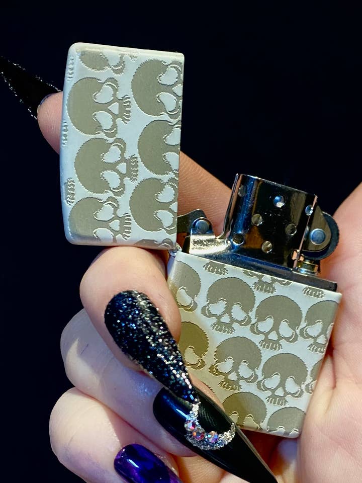Skullveil – brilha no escuro! Isqueiro Zippo com Caveiras Repetidas por atacado de Psychic circle oddities