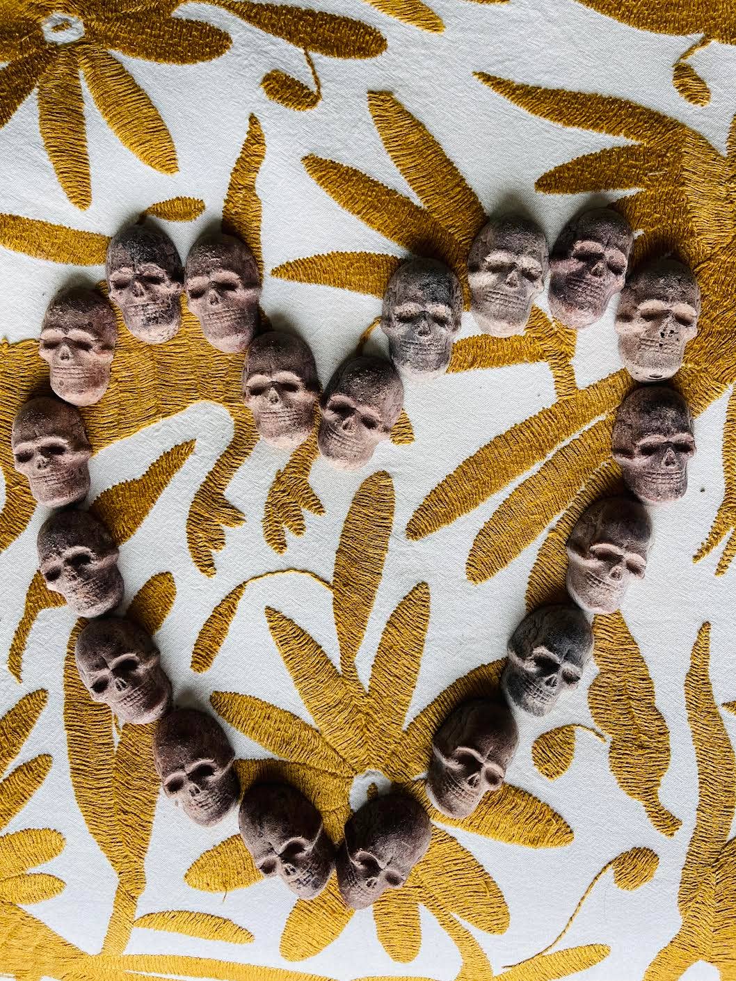  HERNÁN – Großhandel Kakao/Heiße Schokolade – Zimtschokoladen-Calaveras Schädel im Korb – 240 g1