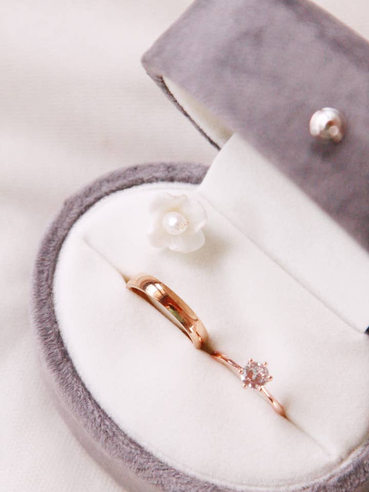 „Chic Mariage“ porcelæn vielsesring og blomsterkasse for engroshandel hos Lily in love