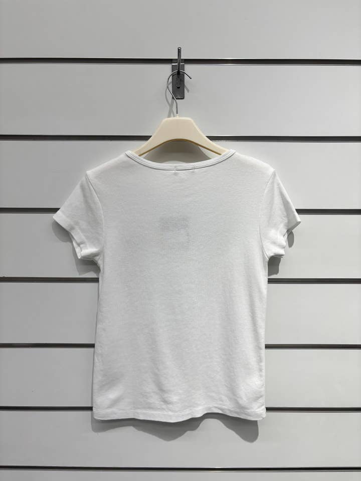 Bianco T-shirt slim in cotone a girocollo con papillon ricamato in vendita all'ingrosso su Faire