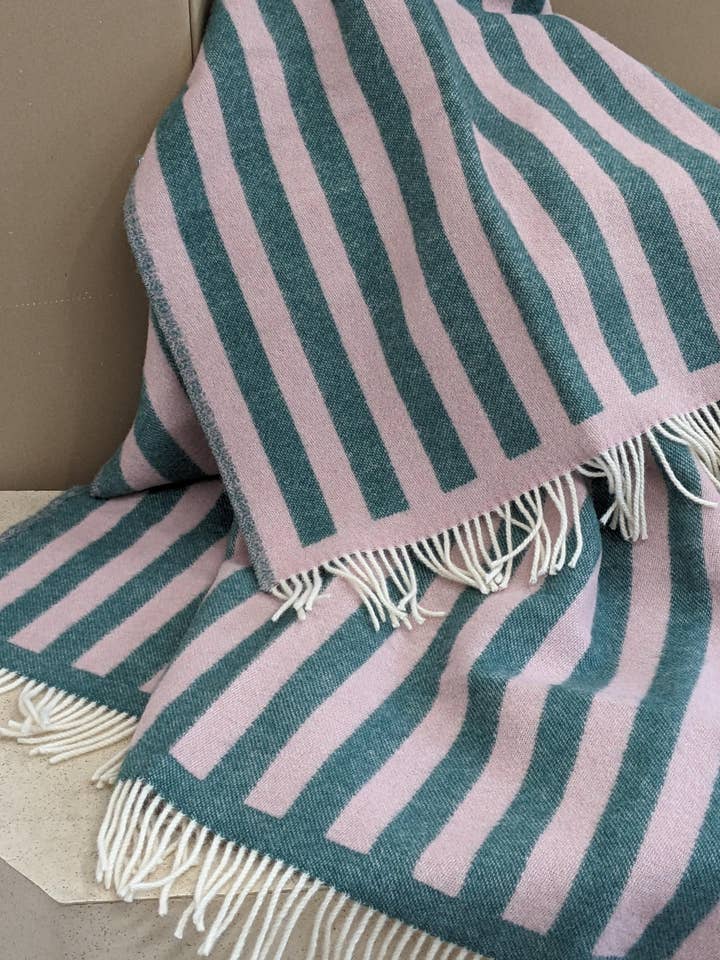 Coperta in lana / Coperta coccolosa STRIPES greenstone / rose per la vendita all'ingrosso da parte di Coudre Berlin