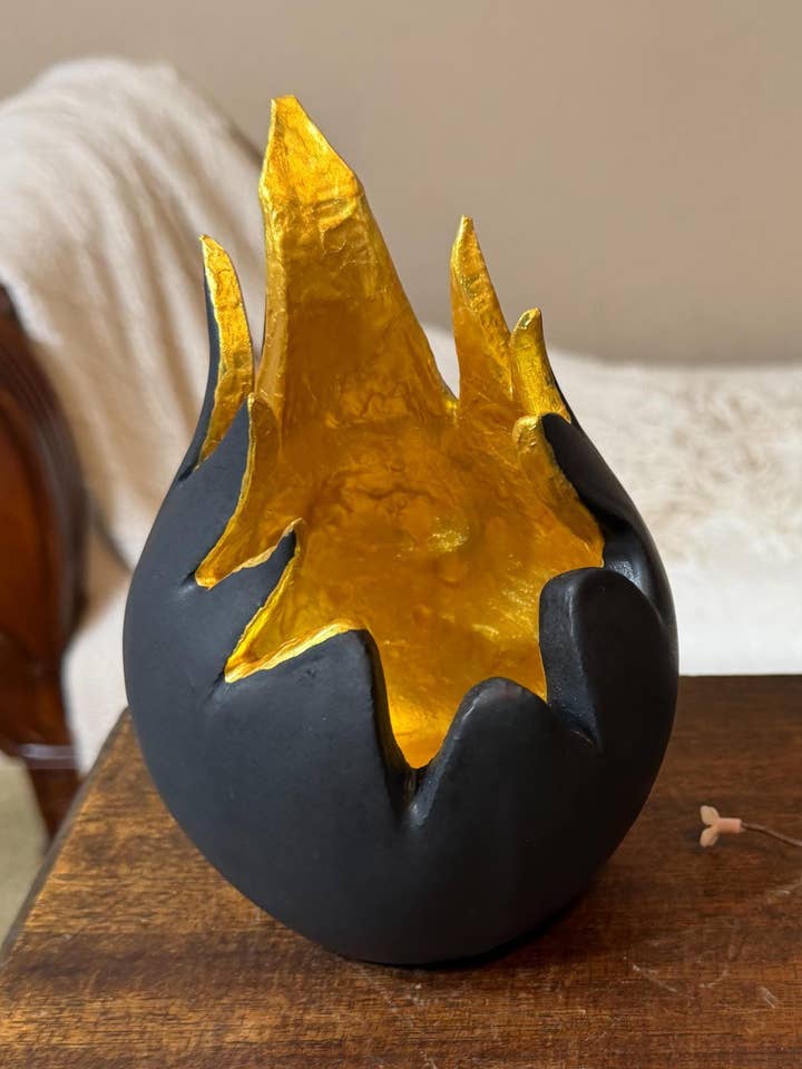 Handgefertigte Porzellanskulptur für den Großhandel von Cori Ceramics & Art LLC