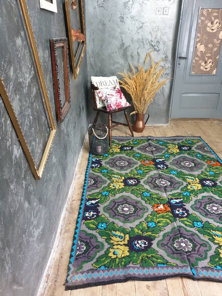 Grijs en groen wollen vloerkleed met bloemmotief, handgemaakt in Roemenië V voor wholesale door MADE WITH LOVE RO SRL