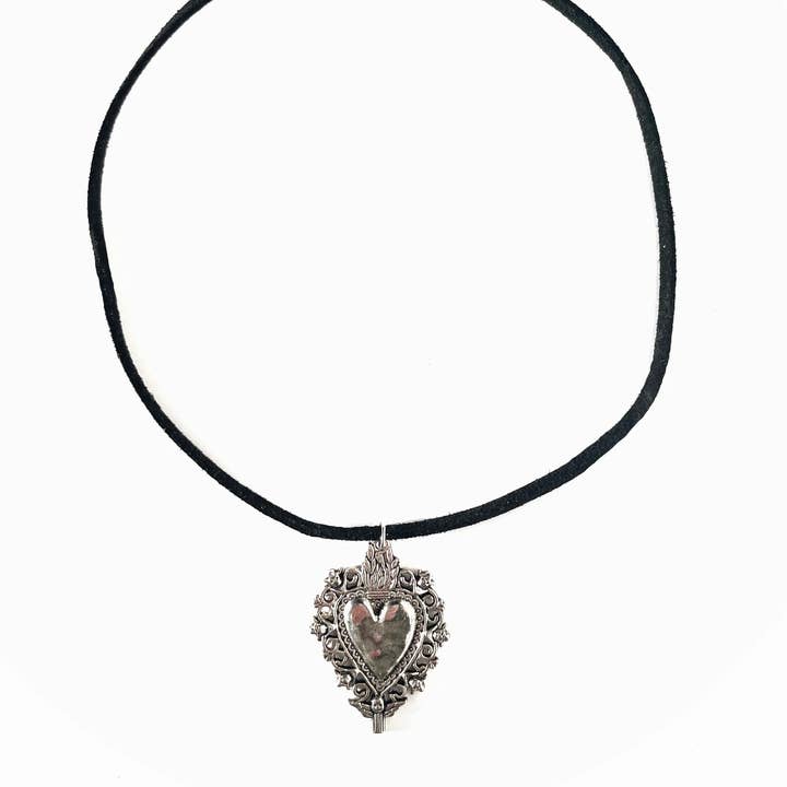 Collier en corde avec pendentif en argent Sacré-Cœur pour la vente par Steph Marie Art