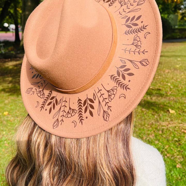 Witchwood Bags - Vendita all'ingrosso Fedora - Donna - Fox & Fable - Cappello vegano a tesa larga in feltro - Tesa XL - Caramel - Botanicals