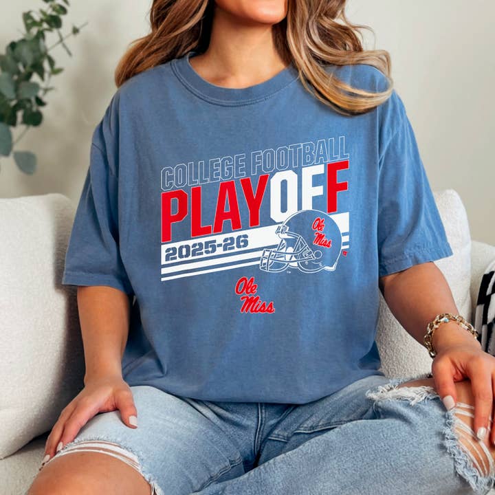 T-shirt graphique de football des éliminatoires de football universitaire d'Ole Miss pour la vente par Gia Gifts Boutique