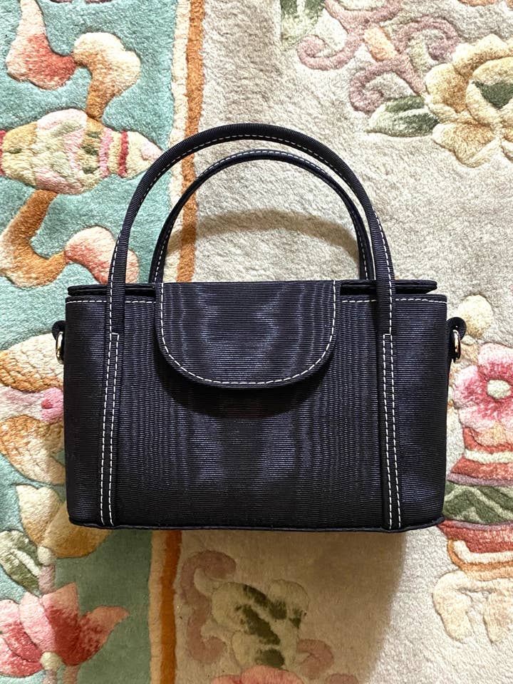 Grace Case in Black Moire mit weißen Kontrastnähten für den Großhandel von For the Ages