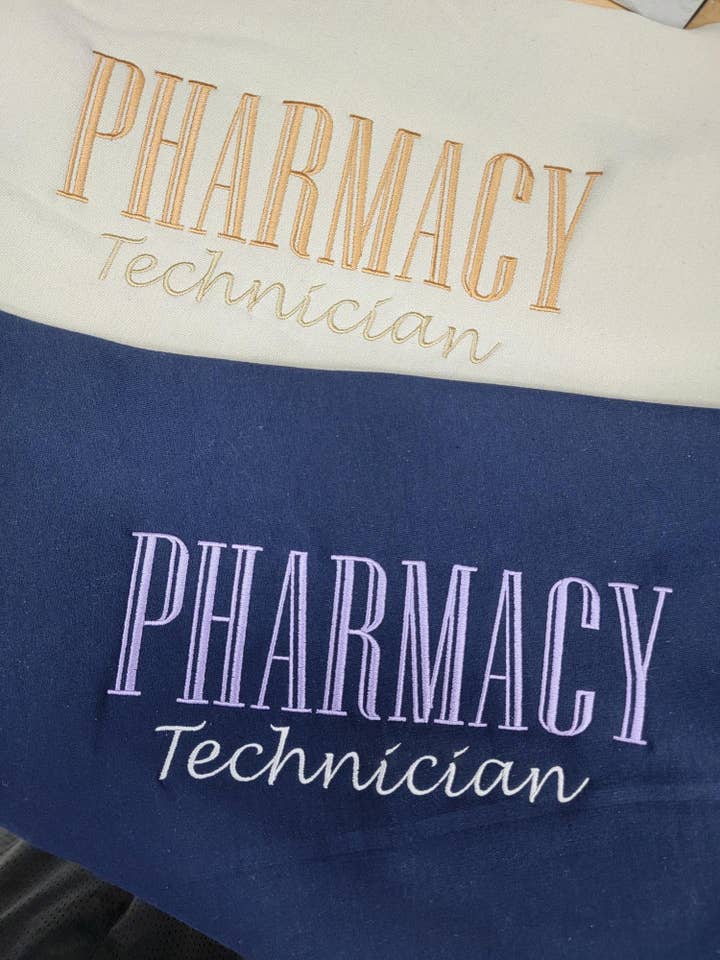 Sweatshirt/sweat à capuche Pharmacy Tech Sweatshirt ou sweat à capuche brodé par un pharmacien, excellent cadeau pour Pharmacy Tech pour la vente par PLom 614 Designs & Apparel