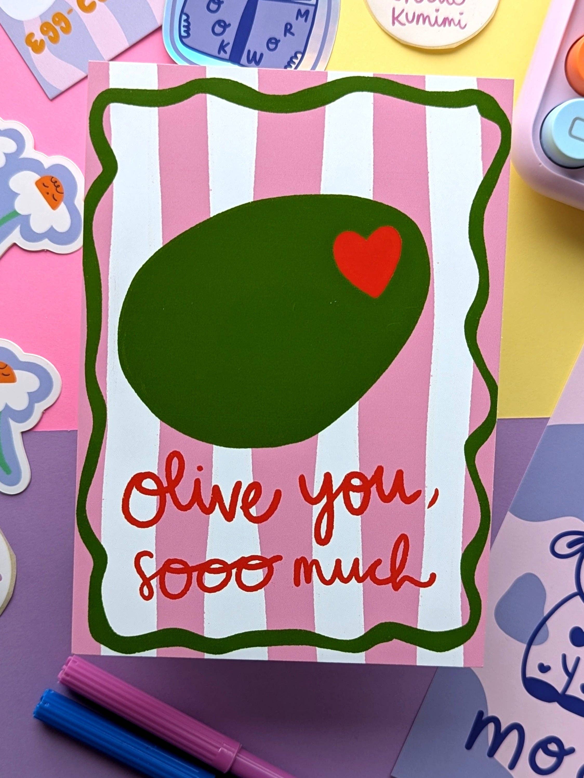 Studio Kumimi – Großhandel Postkarten – Postkarte „Olive You Sooo Much“0