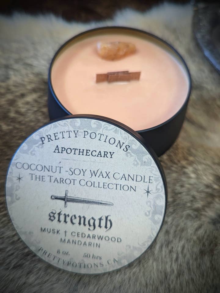 Vela de la colección STRENGTH Tarot para venta al por mayor de Pretty Potions Apothecary