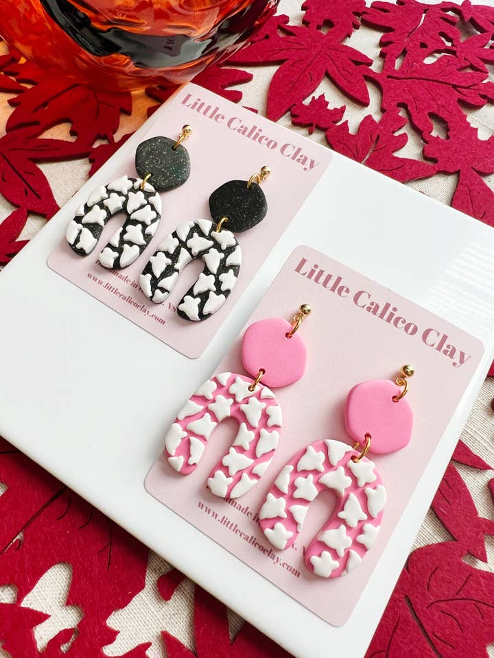 Pendentifs en forme d'arc à motifs fantômes | Boucles d'oreilles en pâte polymère pour la vente par Little Calico Clay