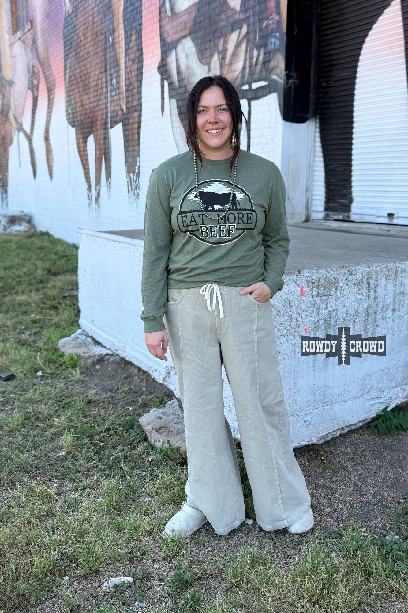 Rowdy Crowd Clothing – T-shirt estampada - Mulher por atacado – Camisola de Manga Comprida "Coma Mais Carne de Vaca"2