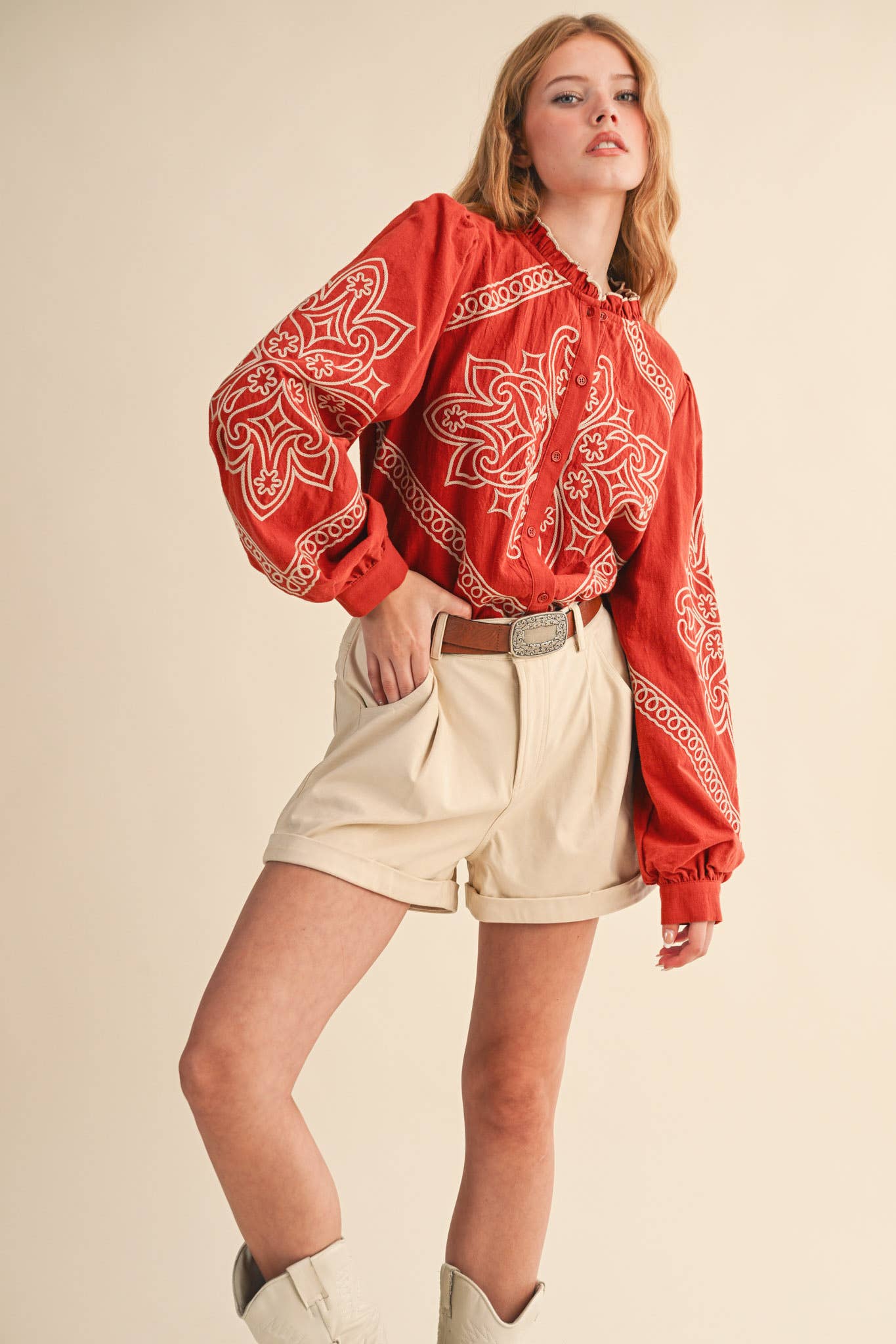 &MERCI – Engroshandel Skjorte med buttondown – til kvinder – BRODERET MOCK NECK KNAPPEBLUSE MTP333676