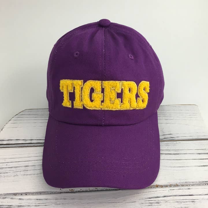 Chapeau/casquette en chenille Violet Tigres pour la vente par SongLily