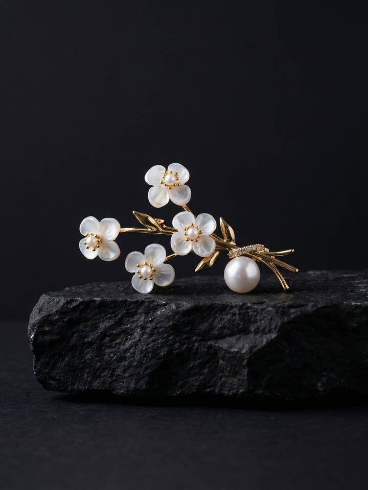 Broche de Rama de Flor de Perla – Flor de Nácar y Oro for wholesale by PHOEBE´S
