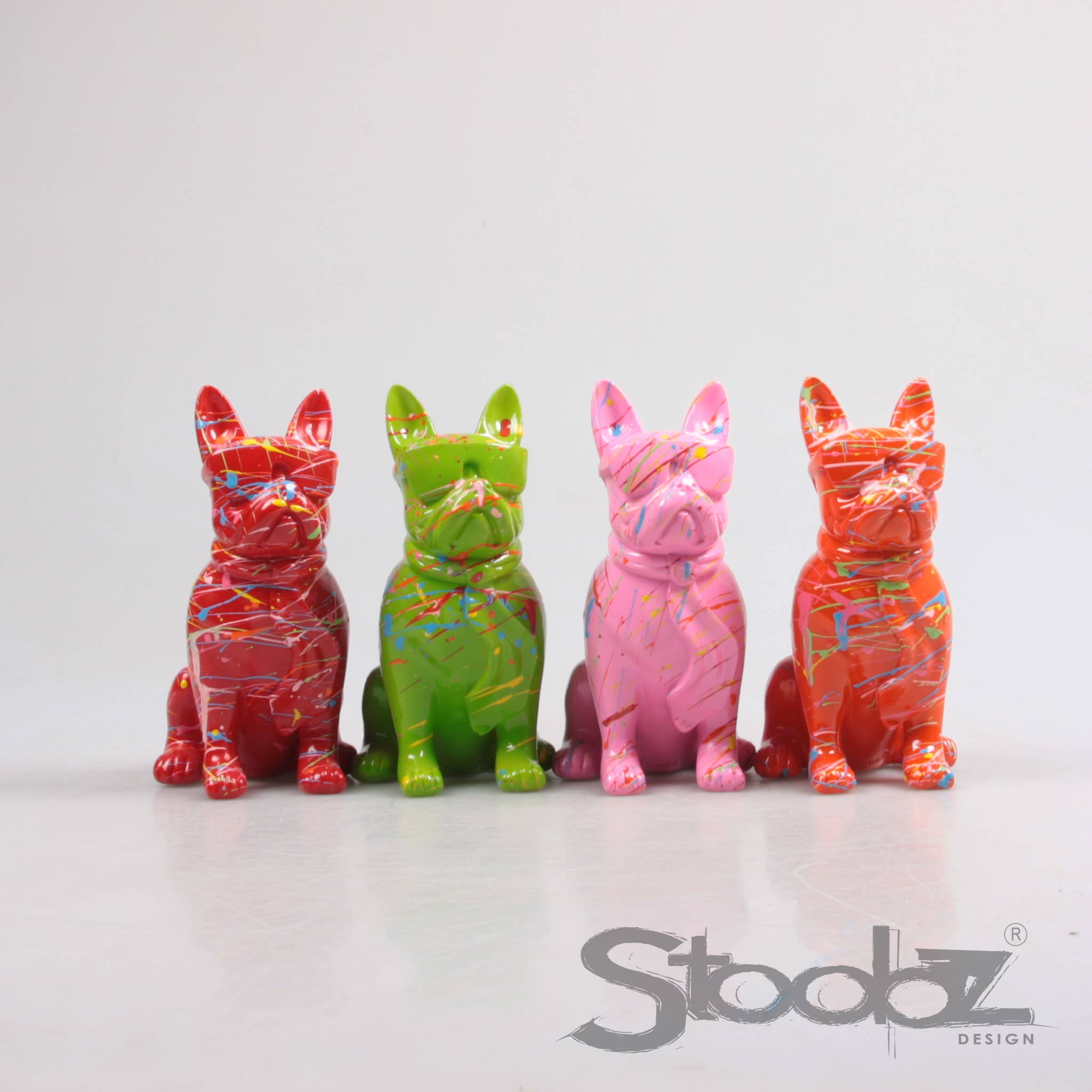 Imhof & Stevens BV - Vente Figurine décorative - CHIEN M/LUNETTES 4 ASS F/R/V/O SPRAY 18 CM STOOBZ DESIGN0