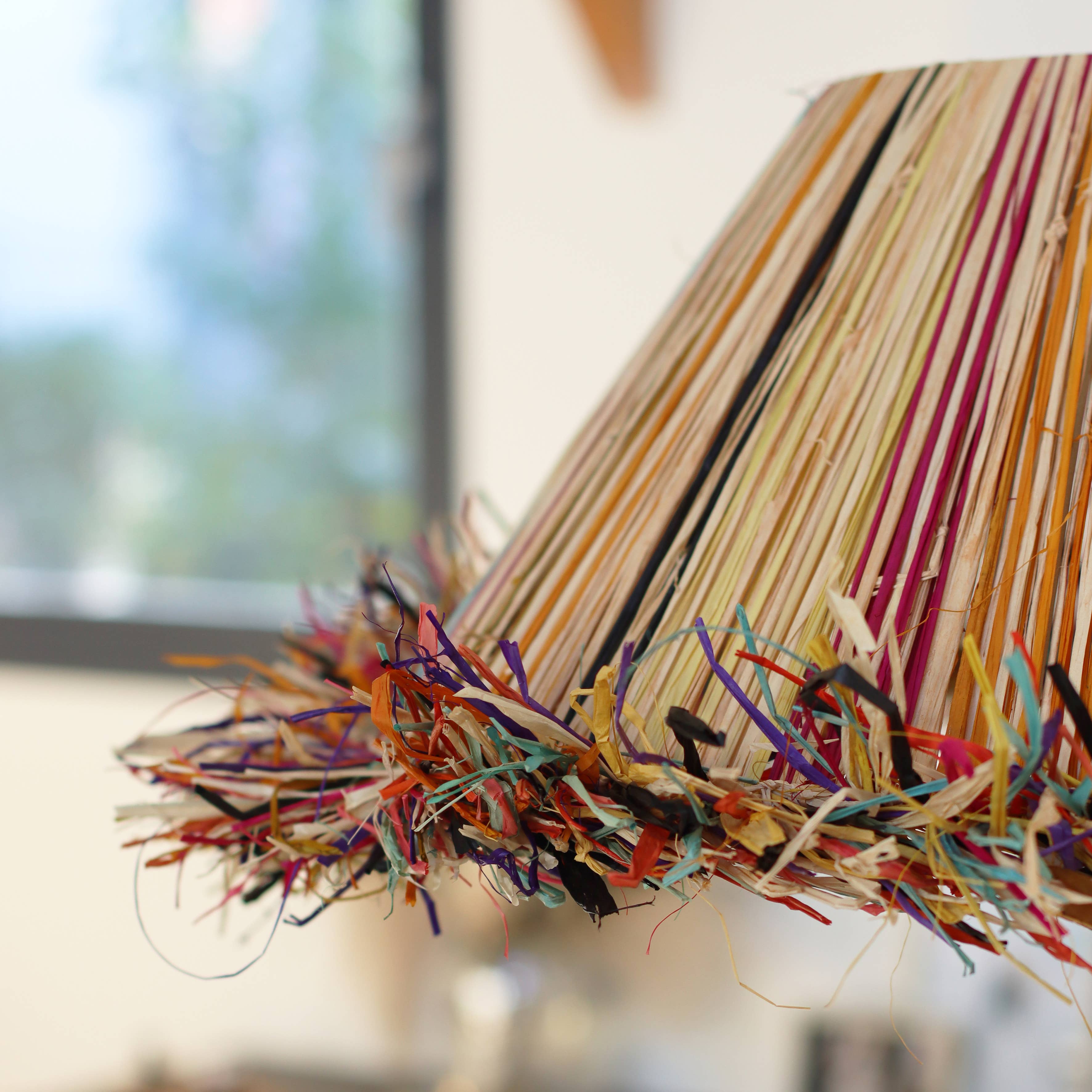 Now's Home – wholesale Ljuskrona/hängande ljus – Taklampa i färgad naturlig raffia med tofs, Ø 60 x H 20 cm JOLO3